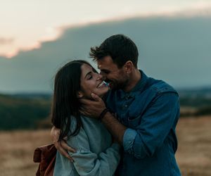 Ten kolor ubieraj, jeżeli chcesz, aby mąż obsypał się pocałunkami. Psycholog kolorów wskazał idealny odcień. Nie chodzi o czerwień!