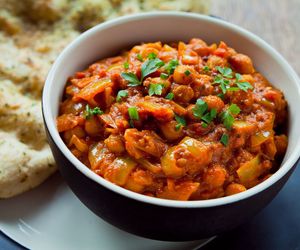 Curry wegańskie z papryką i ciecierzycą. Bezmięsny obiad, który rozgrzeje i nasyci