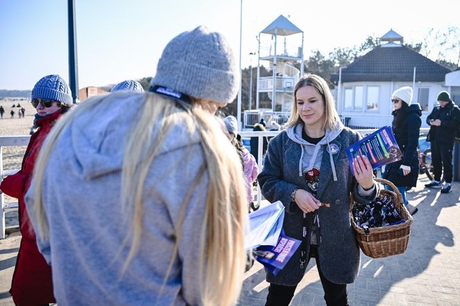 Marta Nawrocka żona kandydata na prezydenta RP Karola Nawrockiego zbiera podpisy na listach poparcia na Gdańskim molo w Brzezinie