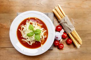 Zupa pomidorowa na oliwie: przepis na polską zupę w wersji śródziemnomorskiej