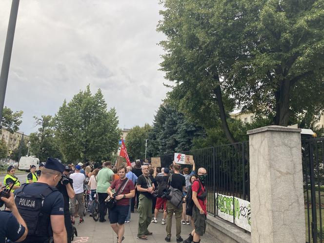 Manifestacja "Nigdy nie będziesz szła sama" w Warszawie. Strajk Kobiet pod Komendą Stołeczną Policji