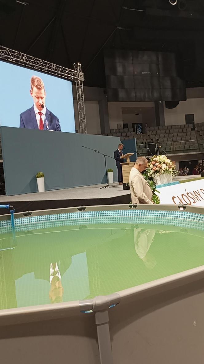 Kongres Świadków Jehowy w Olsztynie. W hali Urania chrzest przyjęli nowi członkowie [ZDJĘCIA]