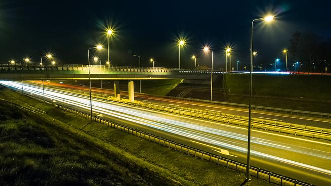 Narkotyki, listy gończe, jazda pod prąd! Nocna kolizja na A1 w okolicach Torunia