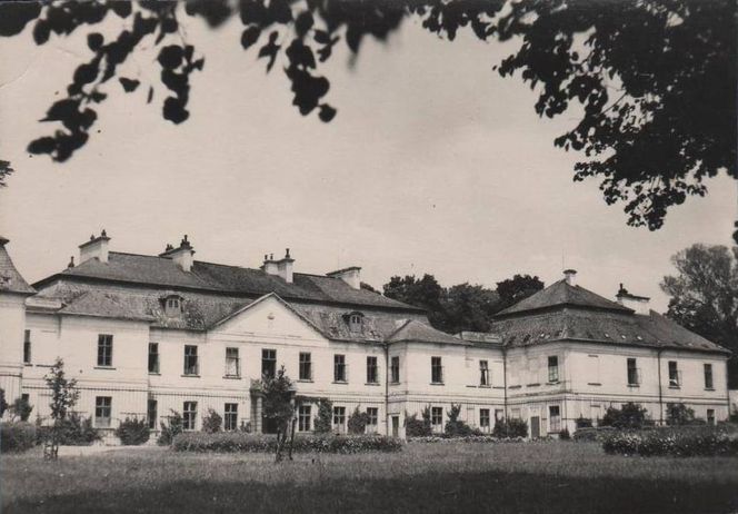 Zespół pałacowo-parkowy Klemensów-Park