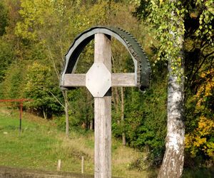 To najsławniejsza wieś w Małopolsce. Legenda głosi, że w miejscowym dworze zamieszkały diabły