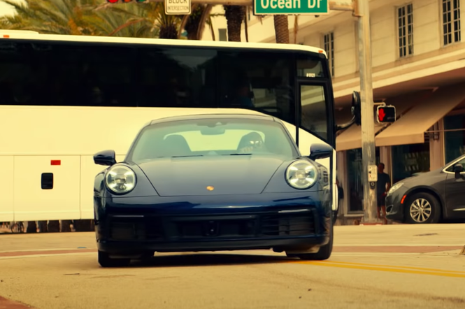 Zobacz całą scenę otwierającą z pędzącym Porsche z filmu Bad Boys For Life