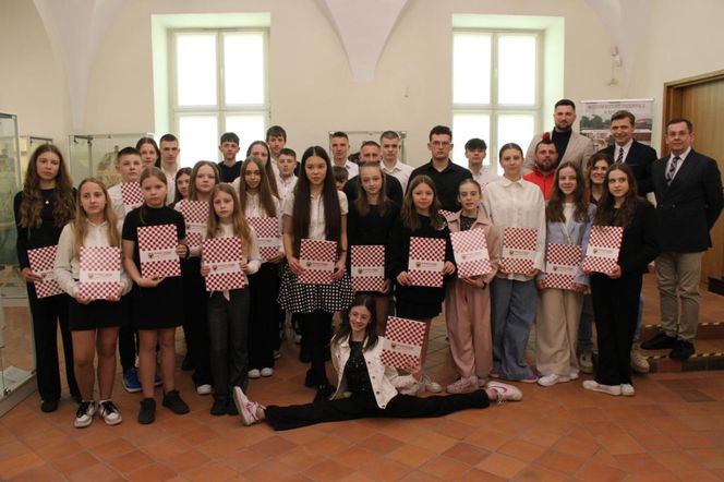 Młodzi sportowcy nagrodzeni - 31 osób otrzymało Stypendium Sportowe Starosty Kaliskiego