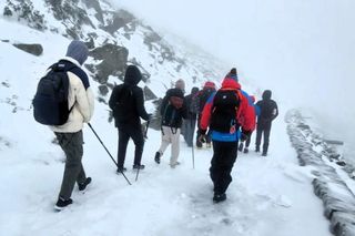 Weszli na ośnieżoną Śnieżkę w adidasach. Potem musieli dzwonić po ratowników 