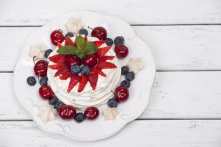 Beza Pavlova z mascarpone i owocami: przepis na kultowy deser