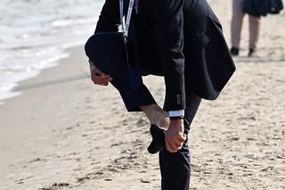 Paweł Poncyljusz na plaży w Sopocie