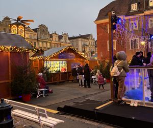 Jarmark świąteczny z lodowiskiem. Na Starym Rynku czuć klimat świąt i nadchodzącej zimy [GALERIA]