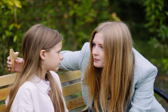 Na Wspólnej odc. 3373. Elżbieta (Paulina Chapko), Julka (Maja Oświecińska)