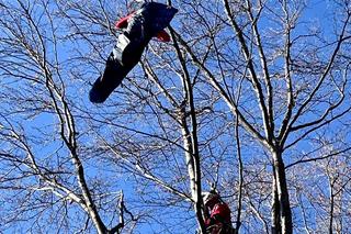 Paralotniarka wylądowała na drzewie. Kobieta wisiała 25 metrów nad ziemią