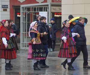 Polonez dla Fredry 2025 we Wrocławiu. Maturzyści zatańczyli na Rynku [ZDJĘCIA]