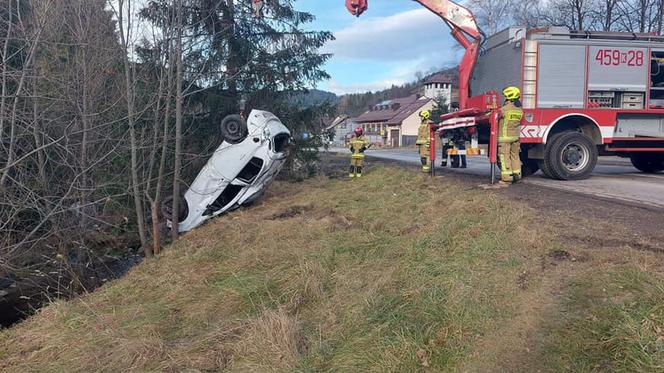 Lubomierz. Osobówka DACHOWAŁA w potoku! Wyciągał ją żuraw hydrauliczny