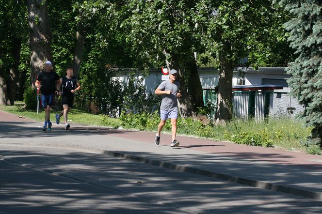 TUSK BIEGA W TRÓJKĄCIE.