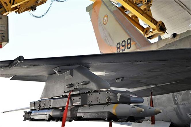 Bomby SDB pod skrzydłem izraelskiego F-16
