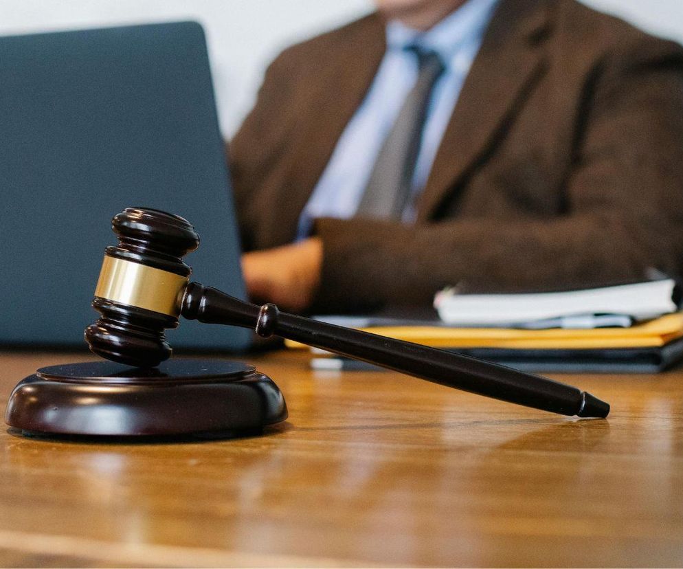 Prokuratura stawia zarzuty dwóm liderom antyszczepionkowców. Chodzi o groźby, przemoc i pochwałę wojny w internecie 