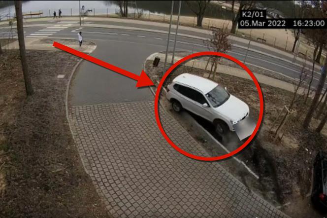 Szczecin: Zdemolował parking i skosił  słup na węźle Głębokie! Szaleńca za kierownicą uchwyciły kamery