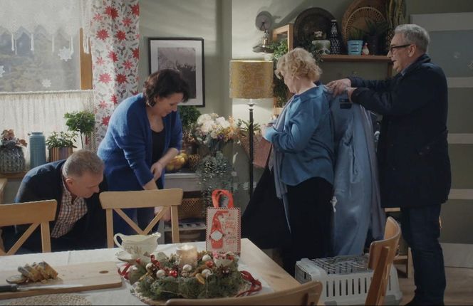 M jak miłość odc. 1857. Marta (Dominika Ostałowska), Marysia (Małgorzata Pieńkowska), Artur Rogowski (Robert Moskwa), Jacek (Robert Gonera)