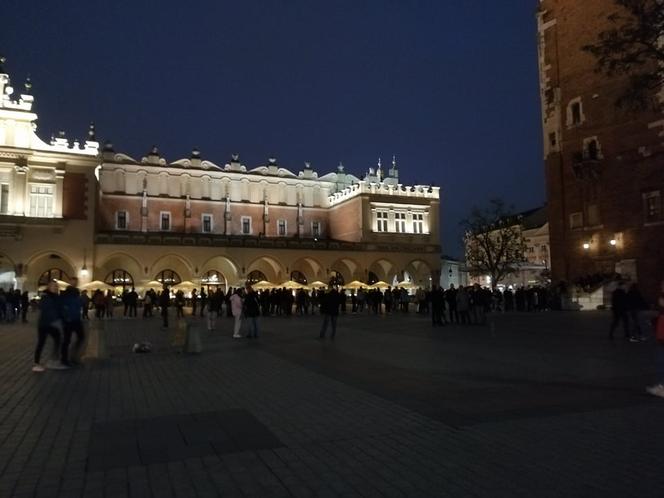 Za czym kolejka ta stoi? Tłumy krakowian na Nocy Muzeów 2023!