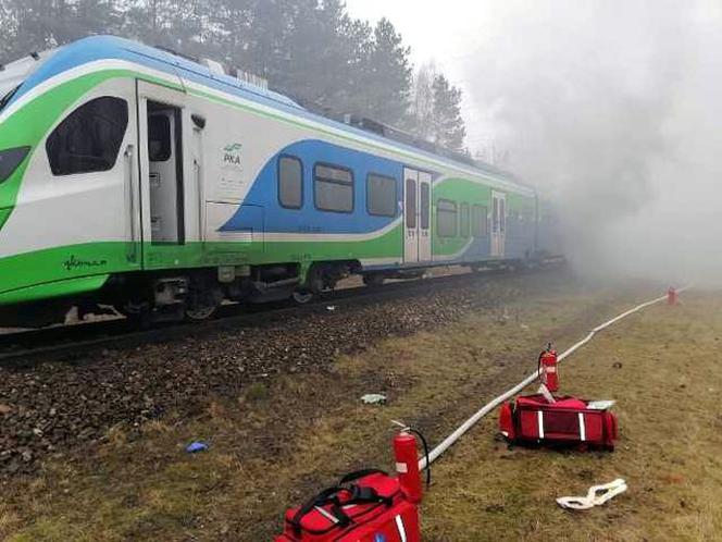 Widełka. Groźny wypadek na przejeździe kolejowym! Samochód zderzył się z szynobusem [ZDJĘCIA]