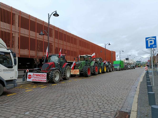 Trwa protest rolników. Drogi na Pomorzu są sparaliżowane. Gdzie trwają utrudnienia? 