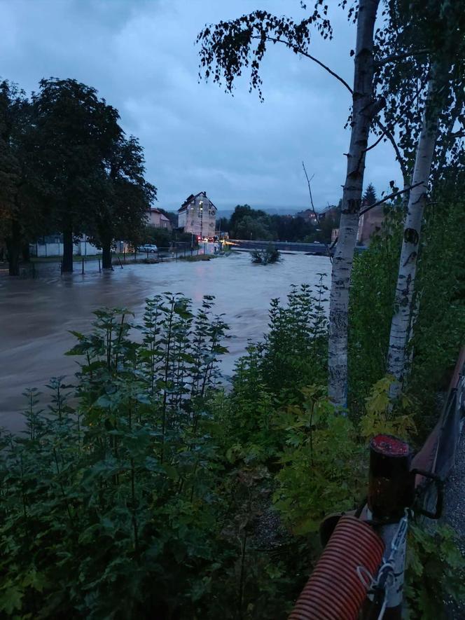 Dramat w powiecie kłodzkim. "Za chwilę tama będzie się przelewać" 