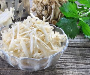 Surówka z selera, ale bez rodzynek. Dodaj te słodkie owoce, a już zawsze będziesz tak robić 