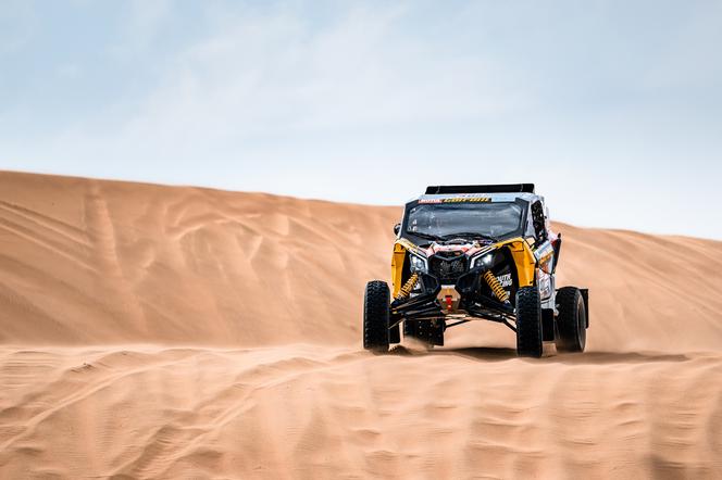 Dakar 2022. Aron Domżała na czele. Defekt auta Peterhansela 