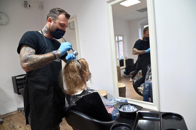Zakład fryzjerski w Szczecinie otwarty po raz pierwszy po kilku tygodniach obostrzeń