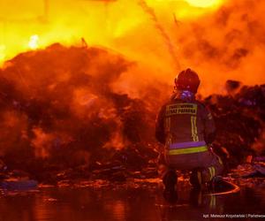 Ogromny pożar w Koniecpolu. Dogaszanie może potrwać kilka godzin