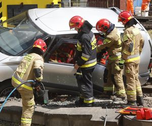 Kontrolowane zderzenie pociągu z osobówką