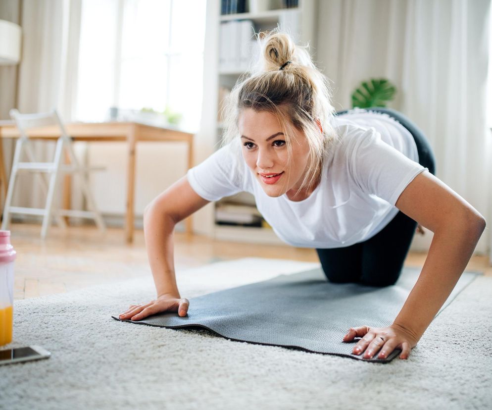 Szybka droga do płaskiego brzucha. Ćwiczenie niedźwiadek zamiast brzuszków i deski