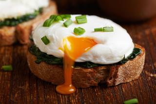 Jajka po benedyktyńsku: przepis na luksusowe śniadanie