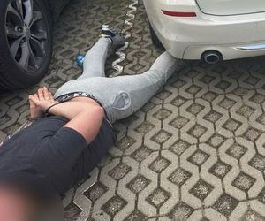 Uciekał kradzionym BMW, radiowóz wylądował na dachu. Pirat drogowy w rękach policji