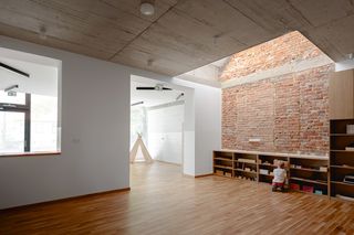 Szkoła ze starej stodoły. Architekci przekonali inwestorów, aby wykorzystać nieużywane budynki. Przedszkole i szkoła Pro Liberis Silesiae w Opolu