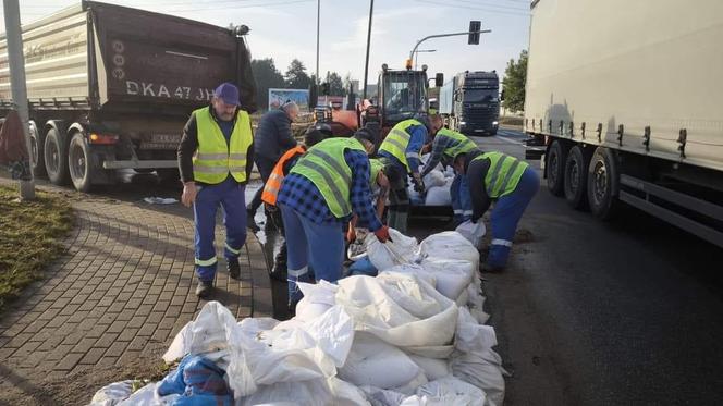 Trwa walka o osiedle Marszowice we Wrocławiu. Na miejscu pracują żołnierze i strażacy 