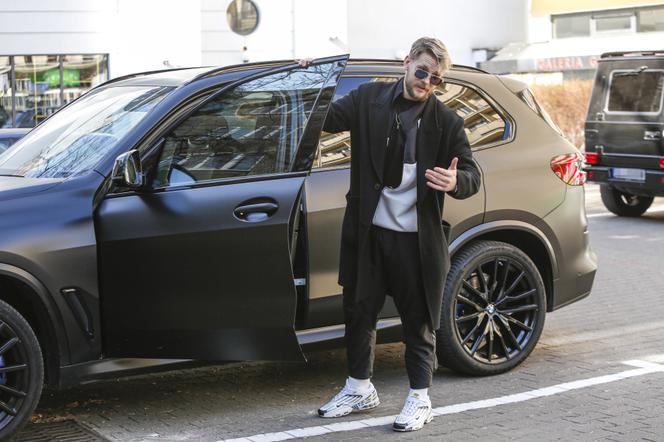 Sebastian Fabijański jeździ BMW X5 M50d