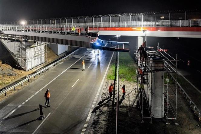 Budowa wiaduktu kolejowego nad autostradą A1 w Pyrzowicach