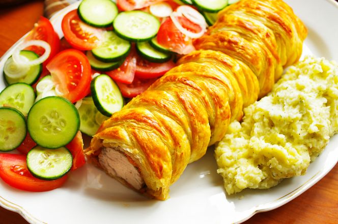 Schab zapiekany w cieście francuskim na rodzinny obiad