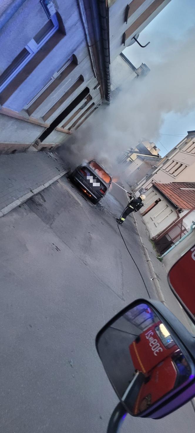 Auto nagle stanęło w płomieniach! W akcji kilka zastępów straży pożarnej [ZDJĘCIA]