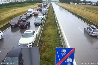 Jechali na A4 pod prąd korytarzem życia. Namierzyła ich policja.
