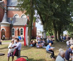 Rocznica koronacji Matki Bożej Kębelskiej w Wąwolnicy. Pojawiło się tysiące wiernych. Zobacz