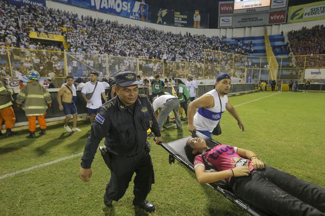 Salvador. Co najmniej 9 osób stratowanych na śmierć po wybuchu paniki na stadionie w San Salvador