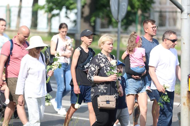 Pan Artur płakał w tracie białego marszu w Częstochowie. "Kamilek śni mi się po nocach"