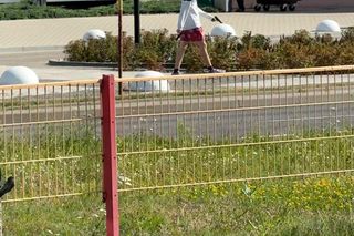 Niepokojący widok koło CH Toruń Plaza. Był w masce, a w rękach miał to