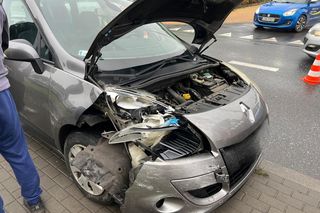 Zderzenie dwóch aut na ulicy Waryńskiego w Grudziądzu. Jedna osoba w szpitalu 