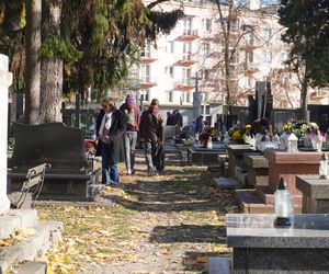 1 listopada na cmentarzu przy ul. Lipowej w Lublinie. Mieszkańcy odwiedzają groby swoich bliskich