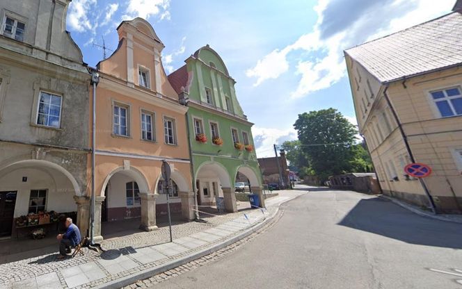 Ta wieś jest ozdobą Dolnego Śląska. Są tu słynne drewniane domy tkaczy 